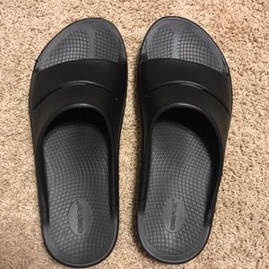 New Mens OOFOS Slide Sandel. Never worn